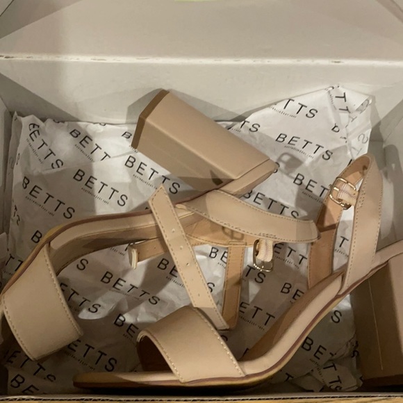 Betts Karly nude heels size 8 - Picture 2 of 5